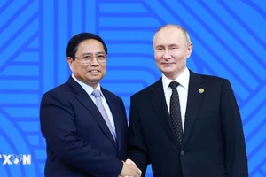 Tổng thống Liên bang Nga Vladimir Putin, Chủ tịch Nhóm BRICS năm 2024 đón Thủ tướng Phạm Minh Chính. (Ảnh: Dương Giang/TTXVN)