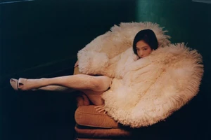Bộ ảnh gợi cảm 'quá đà' của Jennie (BLACKPINK) gây tranh cãi 