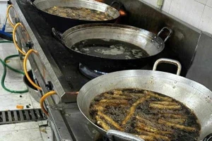 Dầu ăn bẩn: Mối đe doạ thầm lặng đối với đầu bếp và trẻ em trong bữa ăn bán trú