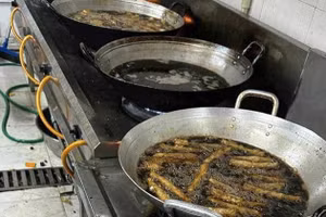 Dầu ăn bẩn: Mối đe doạ thầm lặng đối với đầu bếp và trẻ em trong bữa ăn bán trú