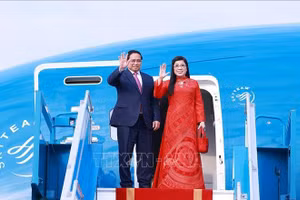 Thủ tướng Phạm Minh Chính và Phu nhân rời Hà Nội sang thăm chính thức Ba Lan, Séc và tham dự Diễn đàn Kinh tế thế giới tại Davos, Thụy Sĩ. (Ảnh: Dương Giang/TTXVN)