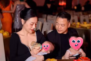 Phương Oanh khoe dáng nuột nà, tranh thủ cho con ăn trước giờ lên nhận giải