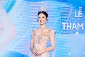 Hé lộ mức học phí tại Úc của Hoa hậu Ý Nhi 