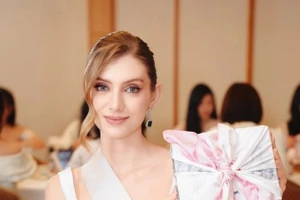 Nhan sắc đời thường rạng rỡ như 'nữ thần' của tân Miss International