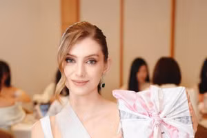 Nhan sắc đời thường rạng rỡ như 'nữ thần' của tân Miss International