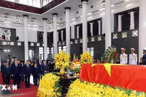 Đoàn Cộng hòa Belarus do ông Siarhei Khamenka, Phó Chủ tịch Thượng viện Cộng hòa Belarus, làm Trưởng đoàn, viếng Tổng Bí thư Nguyễn Phú Trọng. (Ảnh: TTXVN)