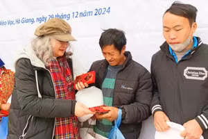 NSND Hoàng Cúc trao quà Tết sớm tới bà con xã Thượng Phùng, huyện Mèo Vạc, tỉnh Hà Giang