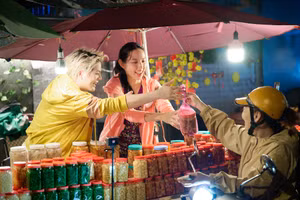 Hoa hậu Thùy Tiên bán củ kiệu gây 'náo loạn' khu phố