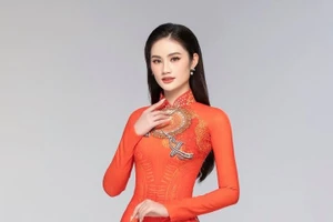 Hoa hậu Huỳnh Trần Ý Nhi khoe sắc vóc vạn người mê trong tà áo dài thướt tha