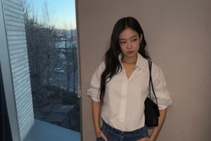 Jennie (BLACKPINK) hóa thiếu nữ dịu dàng, chinh phục ánh nhìn với sơ mi trắng
