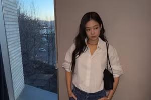 Jennie (BLACKPINK) hóa thiếu nữ dịu dàng, chinh phục ánh nhìn với sơ mi trắng