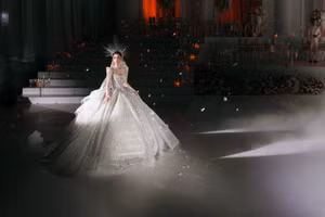 Hoa hậu Tiểu Vy hóa công chúa gây ấn tượng mạnh mẽ