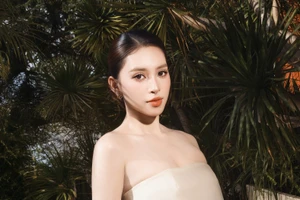 Hoa hậu Tiểu Vy đẹp xuất thần với phong cách thời trang tối giản