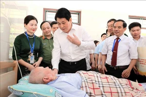 Chủ tịch nước Lương Cường thăm hỏi và tặng quà thương binh Nguyễn Xuân Mai đang điều trị tại Trung tâm Điều dưỡng Thương binh Duy Tiên. (Ảnh: An Đăng/ TTXVN)