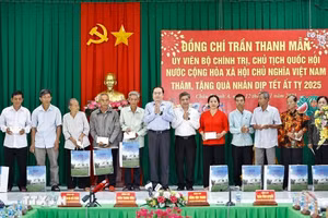 Chủ tịch Quốc hội Trần Thanh Mẫn tặng quà Tết tại tỉnh Hậu Giang 