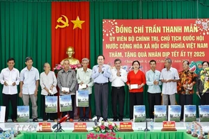 Chủ tịch Quốc hội Trần Thanh Mẫn tặng quà Tết tại tỉnh Hậu Giang 