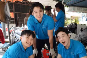 Nam vương Tuấn Ngọc tự tay nấu hơn 500 phần ăn gửi tặng bệnh nhi