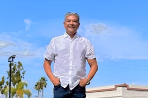 Ngoại hình khó nhận ra của nam tài tử nổi danh thời phim mỳ ăn liền ở tuổi U60