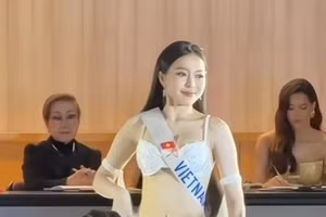 Hoa hậu Kiều Duy khoe dáng nóng bỏng với bikini tại Miss International