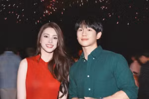 Hoa hậu Tiểu Vy xuất hiện rạng rỡ cùng Jung Hae In, Catriona Gray