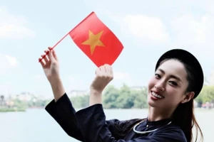 Hình ảnh mừng đại lễ tuyệt đẹp của Hoa hậu Lương Thùy Linh
