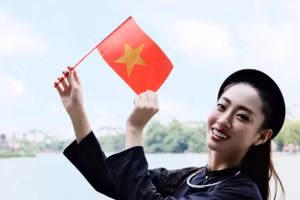 Hình ảnh mừng đại lễ tuyệt đẹp của Hoa hậu Lương Thùy Linh