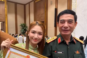 Hòa Minzy vinh dự nhận bằng khen từ Tổng cục Chính trị QĐND Việt Nam