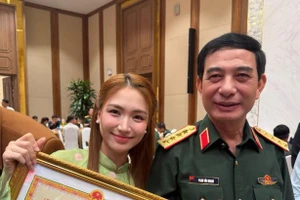 Hòa Minzy vinh dự nhận bằng khen từ Tổng cục Chính trị QĐND Việt Nam