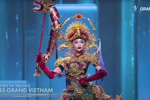 Yến Nhi trình diễn trang phục dân tộc nặng 30kg tại Miss Grand International