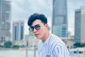 Loạt ảnh đời thường 'gây sốt' của mỹ nam phản diện trong Mưa Đỏ