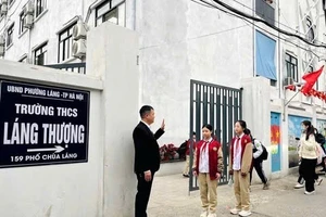 Bức ảnh thầy giáo trước cổng trường ở Hà Nội nhận "bão" like