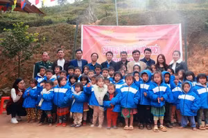 Trao yêu thương nhận nụ cười