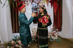 Hoa hậu H'Hen Niê 'xả kho' loạt ảnh ăn hỏi chưa từng công bố