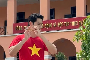 Nam vương Tuấn Ngọc thổi sáo trên nền nhạc ca khúc 'Lá cờ'