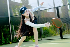 Thời trang chơi pickleball đẹp không rời mắt của 'nữ hoàng nội y' Ngọc Trinh 