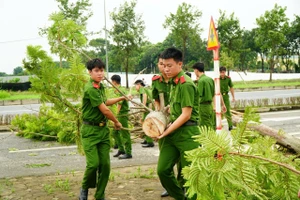 Học viện Cảnh sát nhân dân cùng CA quận Bắc Từ Liêm khắc phục hậu quả bão Yagi 