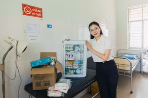 Hoa hậu Kiều Duy trao tặng tủ thuốc cho các em nhỏ có hoàn cảnh khó khăn