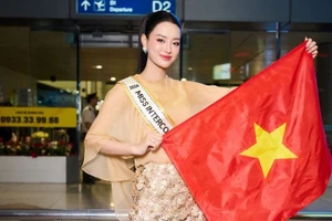 Á hậu Khánh Linh rạng rỡ trước khi giờ lên đường dự thi Miss Intercontinental