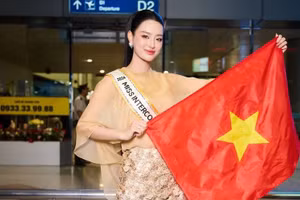 Á hậu Khánh Linh rạng rỡ trước giờ lên đường dự thi Miss Intercontinental