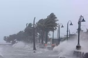 Siêu bão Ragasa suy yếu dần, còn cách Quảng Ninh hơn 500km