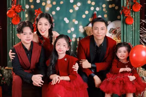 Gia đình Khánh Thi Phan Hiển gây sốt với bộ ảnh Noel đỏ rực ngập tràn hạnh phúc