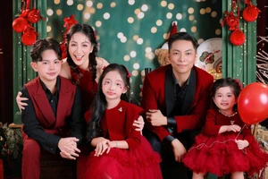 Gia đình Khánh Thi Phan Hiển gây sốt với bộ ảnh Noel đỏ rực ngập tràn hạnh phúc