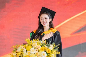 Hoa hậu Kiều Duy đạt loại giỏi, xúc động phát biểu trong lễ tốt nghiệp 