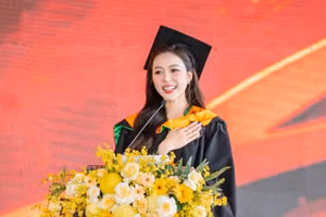 Hoa hậu Kiều Duy đạt loại giỏi, xúc động phát biểu trong lễ tốt nghiệp 