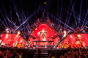 Hơn 20.000 khán giả 'cháy' hết mình cùng dàn nghệ sĩ đình đám tại V Concert