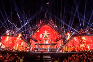 Hơn 20.000 khán giả 'cháy' hết mình cùng dàn nghệ sĩ đình đám tại V Concert