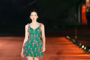 Hoa hậu Tiểu Vy tự tin làm vedette bên bờ sông Hàn