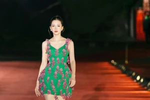 Hoa hậu Tiểu Vy tự tin làm vedette bên bờ sông Hàn