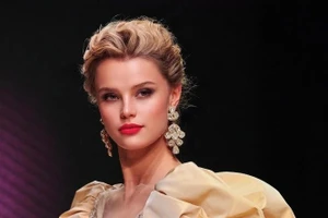 Hoa hậu đẹp nhất thế giới tái xuất, khoe body cực cuốn chỉ sau 2 tháng sinh con