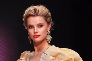 Hoa hậu đẹp nhất thế giới tái xuất, khoe body cực cuốn chỉ sau 2 tháng sinh con